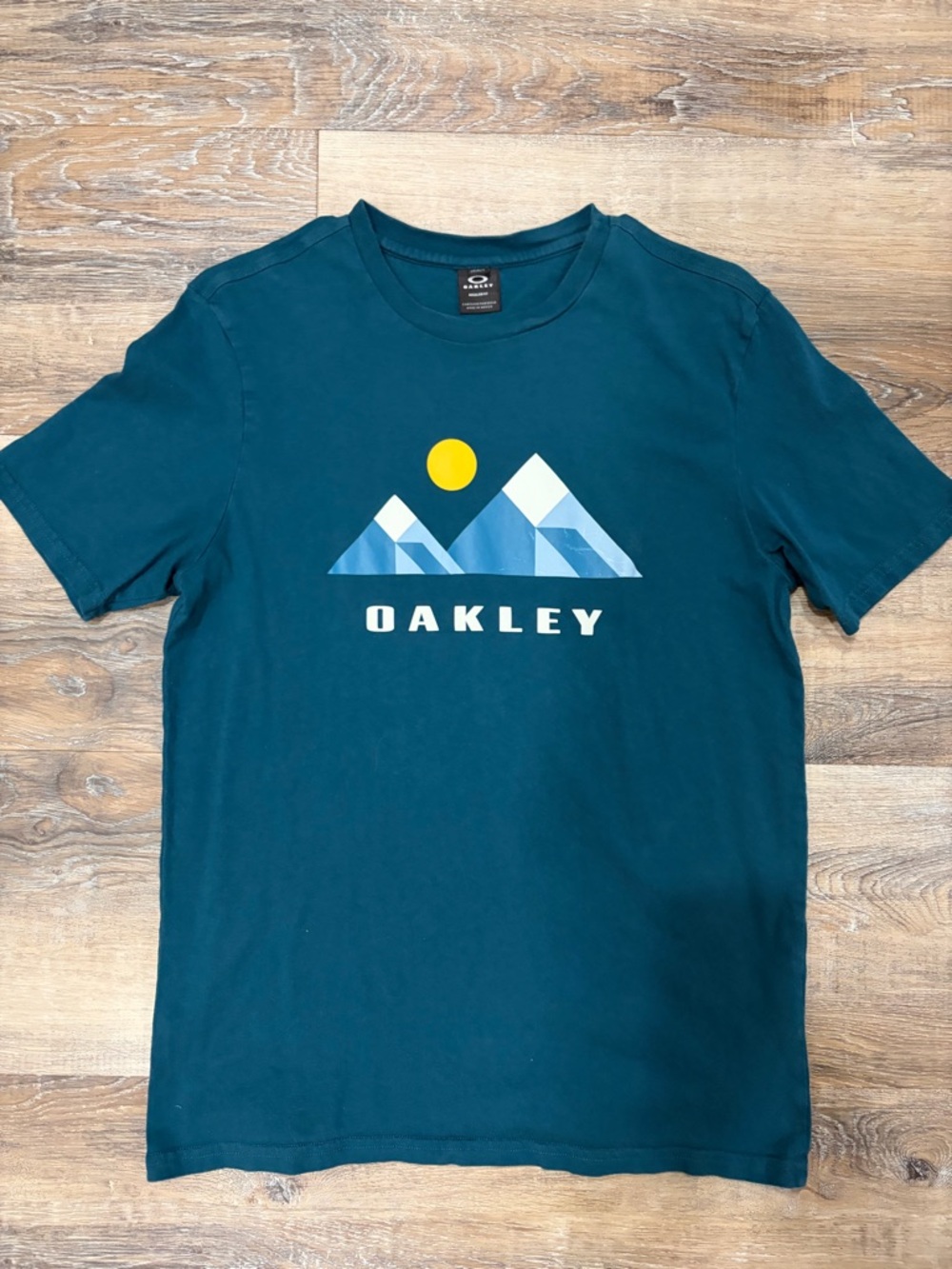 Oakley Teal Short Sleeve Mountain Graphic Tee with Yellow Sun, Men’s Size Medium